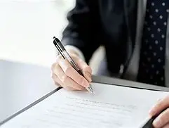 証拠資料を整理している様子